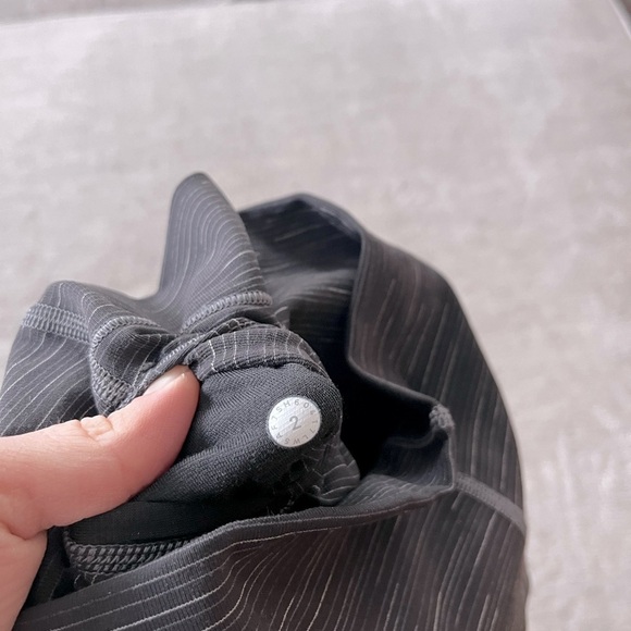 Wunder Under High Rise Legging Color: Ombre Space Dye Black Deep Coal size 2 - Picture 4 of 5